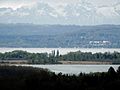 Blick über Pilsensee, Herrschinger Moos und Ammersee auf die Ammergauer Alpen