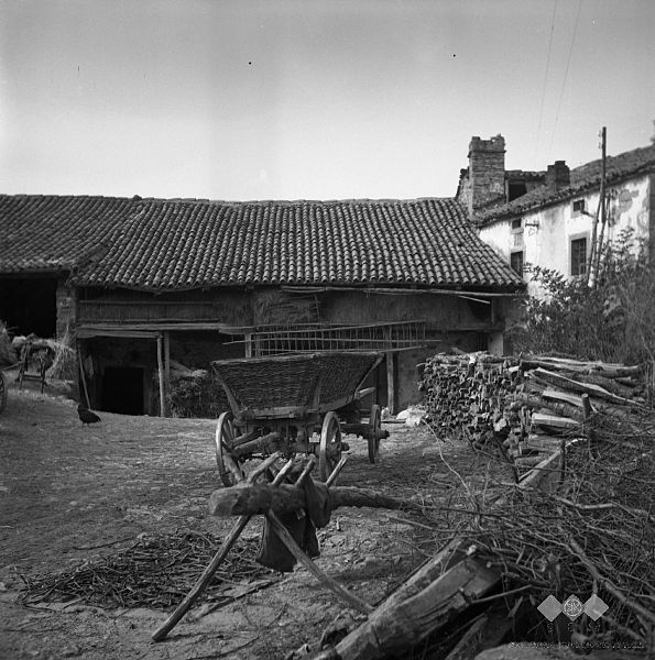 File:Hiša in štala (levo spodaj vhod v štalo- hlev, desno vhod v skedenj), Kovčice 1955.jpg