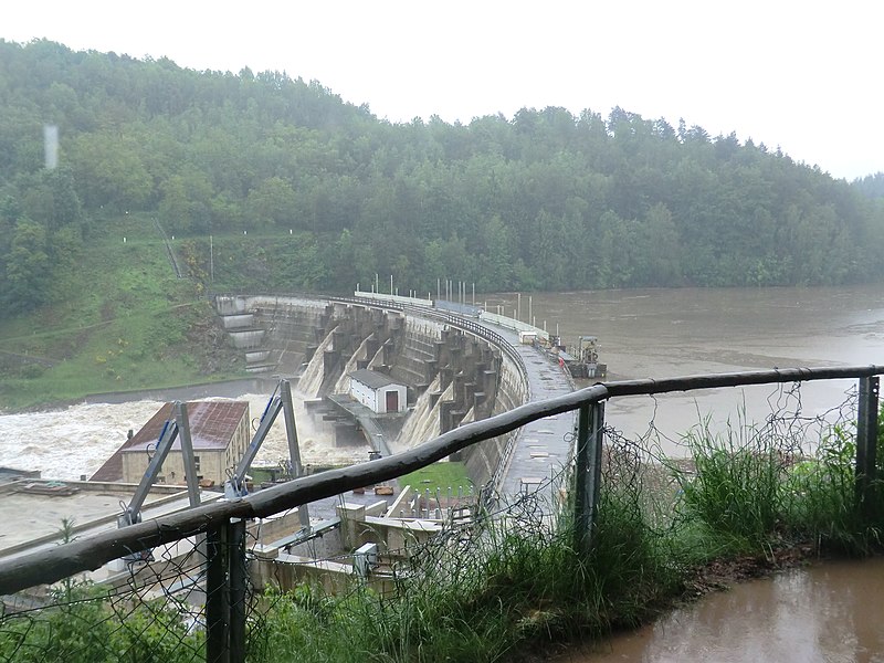 File:Hochwasser Talsperre Kriebstein 02.06.2013 (8926048811).jpg