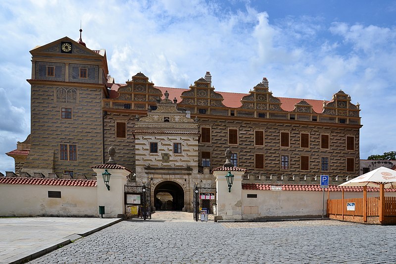 File:Horšovský Týn 2012-08-05 Zámek - průčelí.jpg