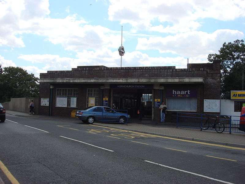 File:Hornchurch tube station 2.jpg