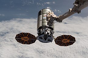 ISS-63 Der Raumfrachter Cygnus nähert sich der Raumstation.jpg