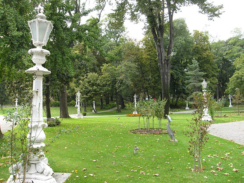 File:Ihlamur Palace Garden 02.jpg