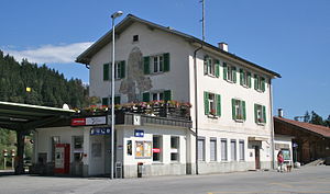 Dreistöckiges Steingebäude mit Satteldach