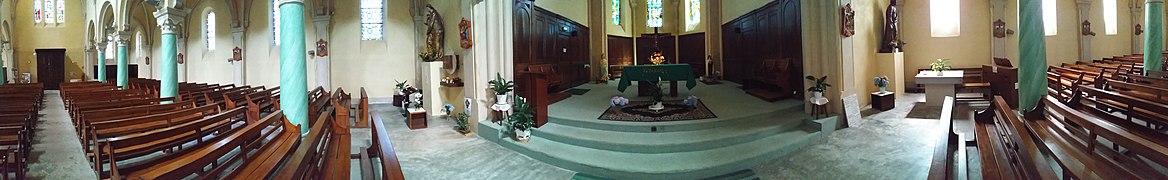 Vue panoramique de l'intérieur de l'église Saint-Pierre de Charavines.