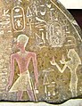Koningin Isis achter haar zoon Thoetmosis III