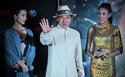 Jackie Chan, Zhang Lanxin és Helen Yao főszereplők a Istenek fegyverzete 3. promóciós rendezvényén. IMDB 6,1/10 (21 150 szavazat)