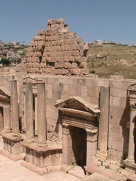 File:JERASH - GERASA - GIORDANIA - Palcoscenico teatro sud.JPG