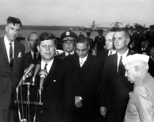 Galbraith, first at left, as US ambassador to India, with President John F. Kennedy, Vice-President Lyndon B. Johnson, and Prime Minister Jawaharlal N