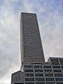 J.P. Morgan Chase Tower met het JPMorgan Center op de voorgrond.