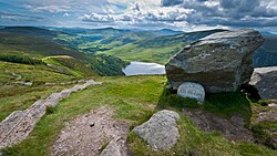 Das J. B. Malone memorial am Wicklow Way mit Blick über Lough Tay