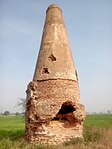 Two Kos Minars Jahangiri era Kos Minar on the outskirts of Lahore (42749641571).jpg