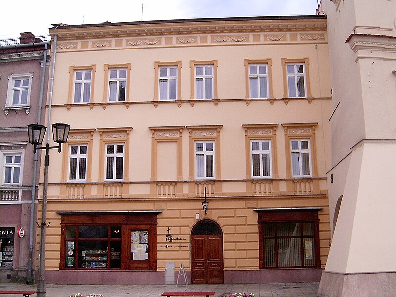 File:Jaroslaw Rynek 5 Kamienica Attawantich.JPG