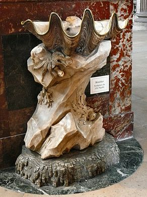 Sculpture d'un bénétier géant, à l'église Saint-Supplice