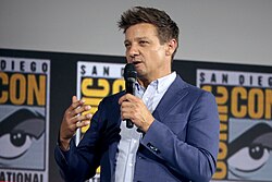 Jeremy Renner, který ztvárnil Clinta Bartona. Zde na Comic Conu v roce 2019