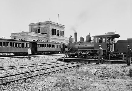 Yaklaşık 1900 yılında Kudüs Tren İstasyonu. Döner tabla üzerinde 1890 yılında Baldwin tarafından yapılan 2-6-0 tekerlekli "Ramleh" (J&J #3) lokomotifi görülmektedir. İstasyon, 1892 yılında açılan Yafa-Kudüs Hattı'nın terminal istasyonu olarak kullanıldıktan sonra 15 Ağustos 1998 yılında kapandı. Bu yapı Kudüs'ün korunacak eserler listesindedir. (Üreten: American Colony Jerusalem)