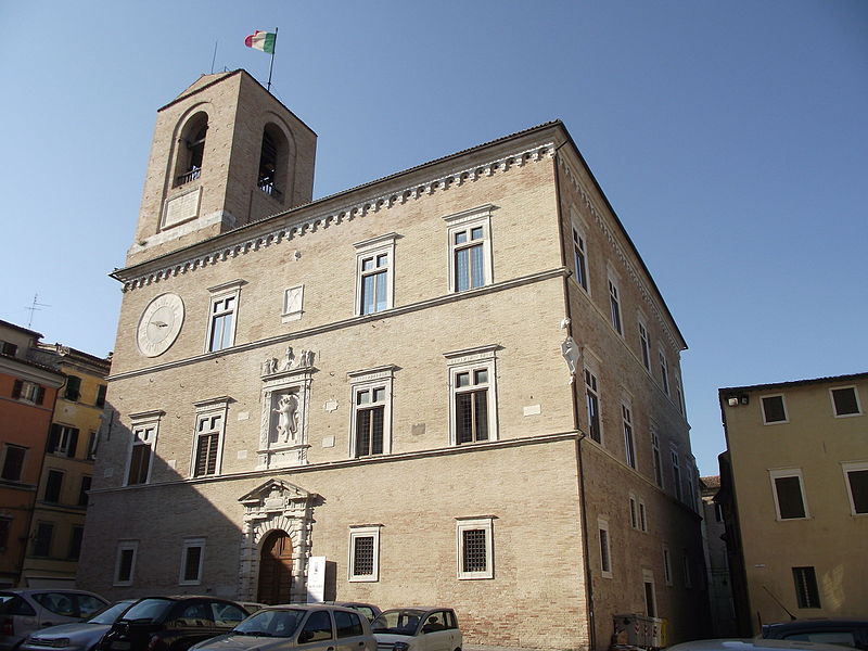 File:Jesi, Palazzo della Signoria 01.jpg