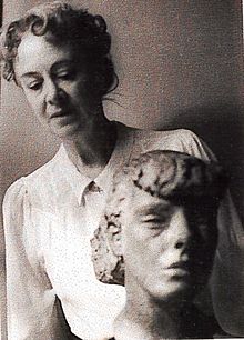 Кэтлин Хьюитт со скульптурой сэра Джейкоба Эпштейна