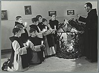 Klášterní škola benediktinů (opatství Sint Andries) v Lophem, Belgie, poblíž Bruggy. 1935. Během Vánoc mnich vede sbor chlapců s hořící svíčkou v jejich rukou, zpívají vánoční písně při narození hvězdy.