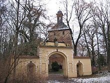 Medusenportal und Dorfkirche