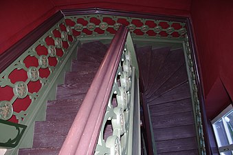 Klatka schodowa z oryginalnymi drewnianymi schodami w Starym Palacu.JPG