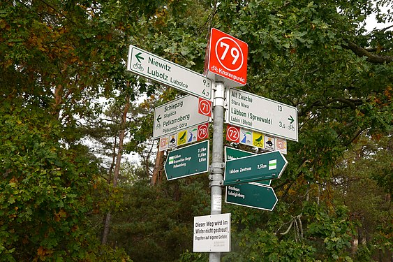 Un panneau de nœud au nœud 79 pointe vers les nœuds 71, 72 et 78. arrondissement de Dahme-Forêt-de-Spree en Allemagne .