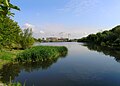 Čeština: První retenční nádrž na Košíkovském potoku. Vzadu výstavba sídliště Slunečný Vršek. English: First reservoir on Košíkovský creek, Prague