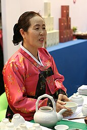 Egy koreai hölgy teát készít egy teaceremónia keretein belül.