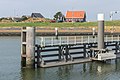 Aanlegsteigers voor de brug in de afsluitdijk.