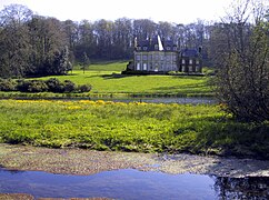 Le château de La Calotterie derrière la Canche