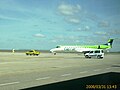 ERJ 145 de Lagunair siguiendo las indicaciones del personal de pista para estacionar la aeronave en el aeropuerto de Valladolid.