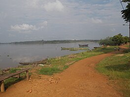 Sebuah danau besar dengan jalan di tepi pantai