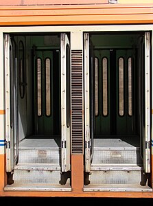 Le porte d'ingresso per i viaggiatori, di una delle automotrici della serie ADe 21-25.