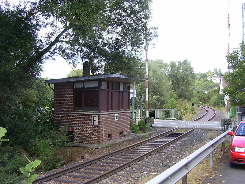 File:Level-crossing-Holzheim-Aar.JPG