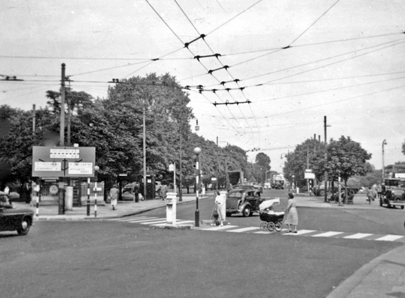 File:Leytonstone, 1955- intersection on A12 at the Green Man (geograph 4683687).jpg