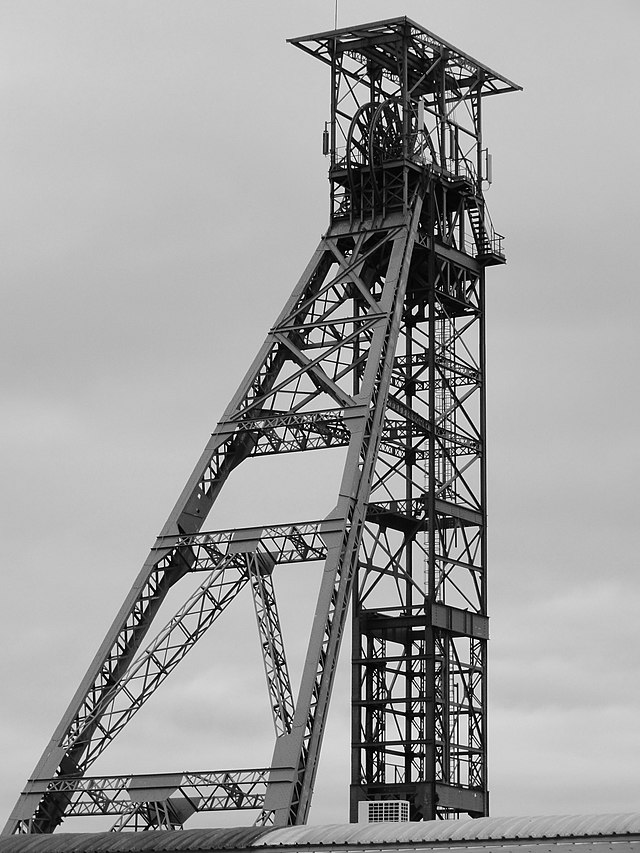 Cette photographie du puits n° 1 bis de la fosse n° 1 - 1 bis - 1 ter des mines de Liévin a remporté la huitième place de l'édition 2011 du concours francophone Wiki Loves Monuments parmi 25000 images téléversées pour l'occasion. Plus d'informations dans la section Distinctions du Portail:Bassin minier du Nord-Pas-de-Calais.