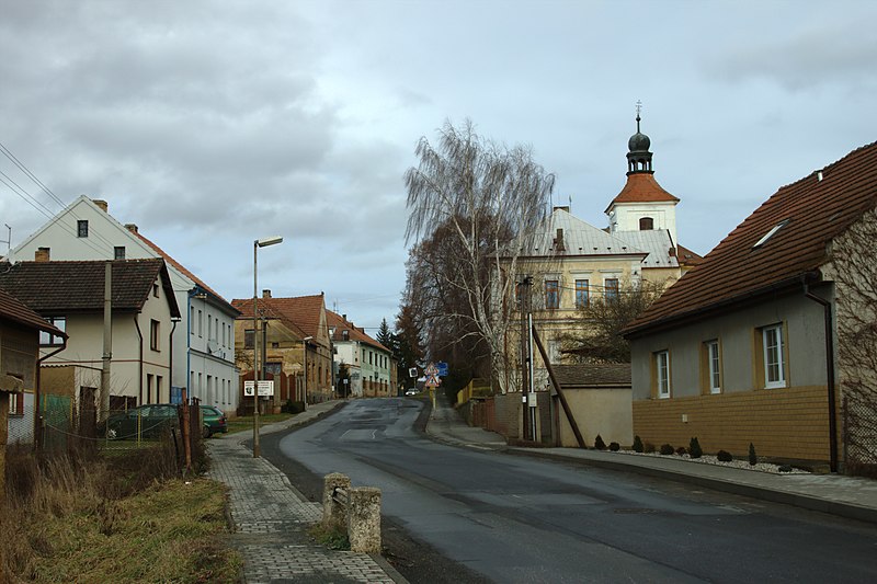 File:Lišany, hlavní cesta.jpg