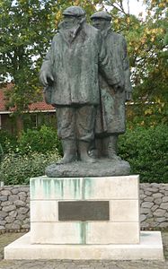 Statue af to Line-crosser