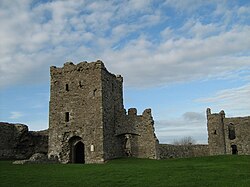 Inner Gatehouse Llansteffan Castle.jpg