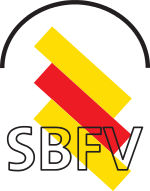 Abgebildet ist das Logo des Südbadischen Fußball-Verbandes. Es besteht aus einem Halbkreis, der im oberebn Teil einen schwarzen Rahmen hat. Darunter drei Farbstreifen in den Farben gelb, rot und wieder gelb. Darin der Schriftzug "SBFV" in Hohlschrift.