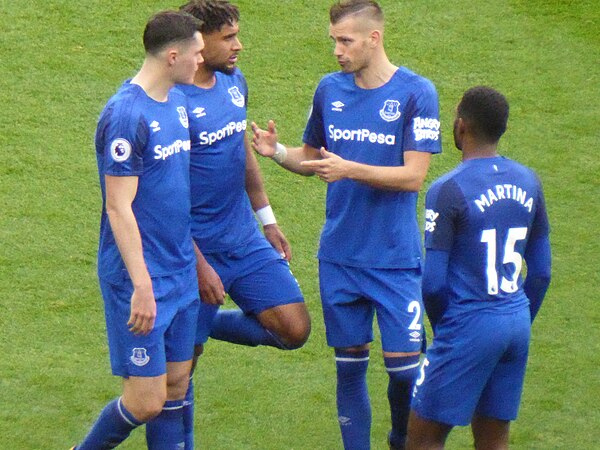 Schneiderlin (second from right) with Everton in 2017