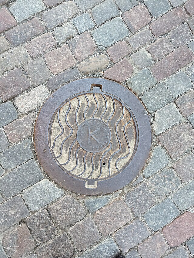 File:Manhole cover in Tallinn 29.jpg - Wikimedia Commons