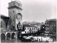 Piazza delle Erbe antes de la destrucción de las casas construidas sobre la Rotonda de San Lorenzo