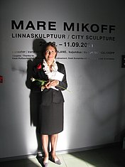 Mare Mikoff oma näituse 'Linnaskulptuurid' avamisel Arhitektuurimuuseumis, 24. august 2011.jpg