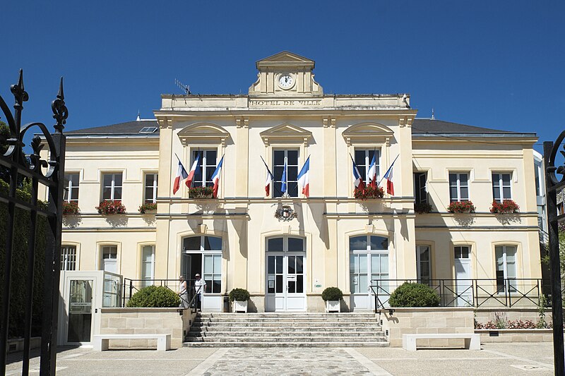 File:Maule Hôtel de Ville 176.jpg