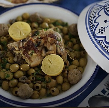 Algerian tajine with chicken, meatballs and olives