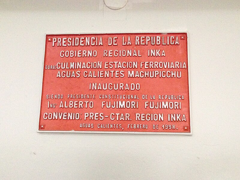 File:Memortabulo omaĝe al malfermo de la fervojstacio Aguas Calientes Machupicchu fare de prezidanto Alberto Fujimori en februaro 1998.jpg