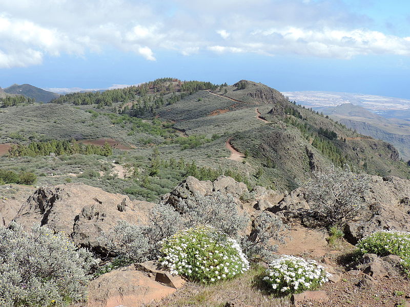 File:Mountains E from Cascajares kz3.JPG