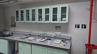 2000年代初頭のマヒドン大学インターナショナルカレッジ（タイ）の化学実験室の天秤台