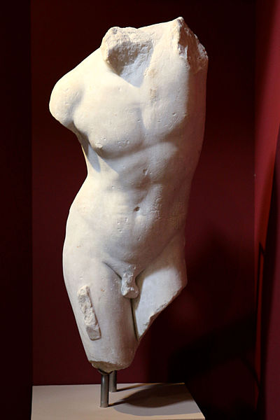 File:Musée lapidaire d'Avignon-Apollon sauroctone.jpg